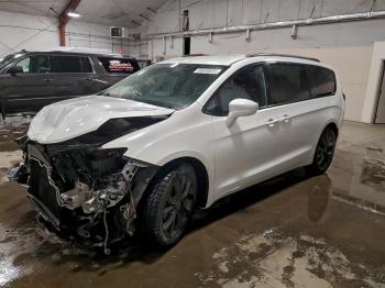  Salvage Chrysler Pacifica