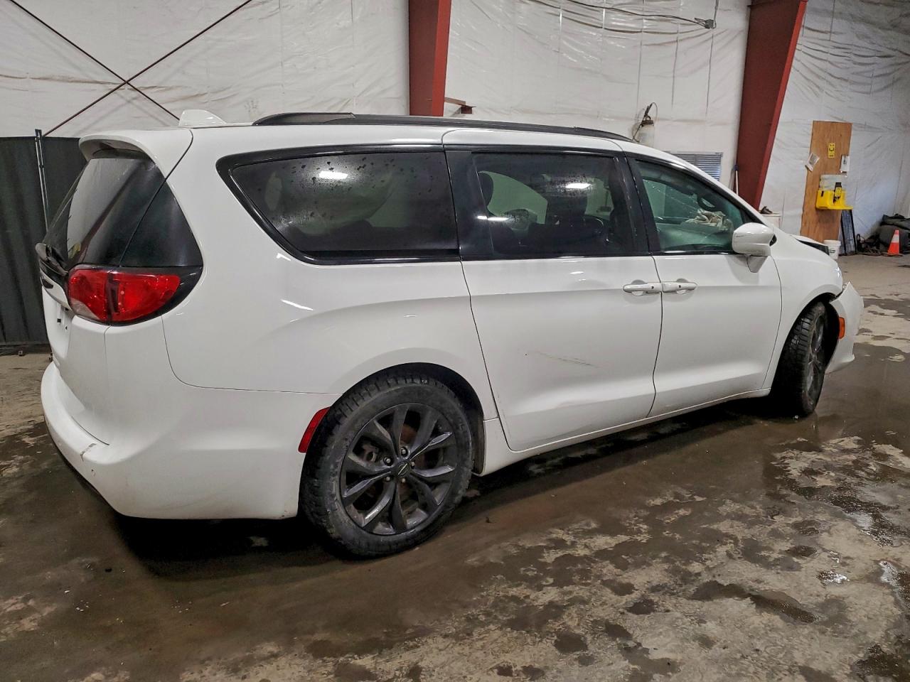Chrysler Pacifica Touring L Image 2