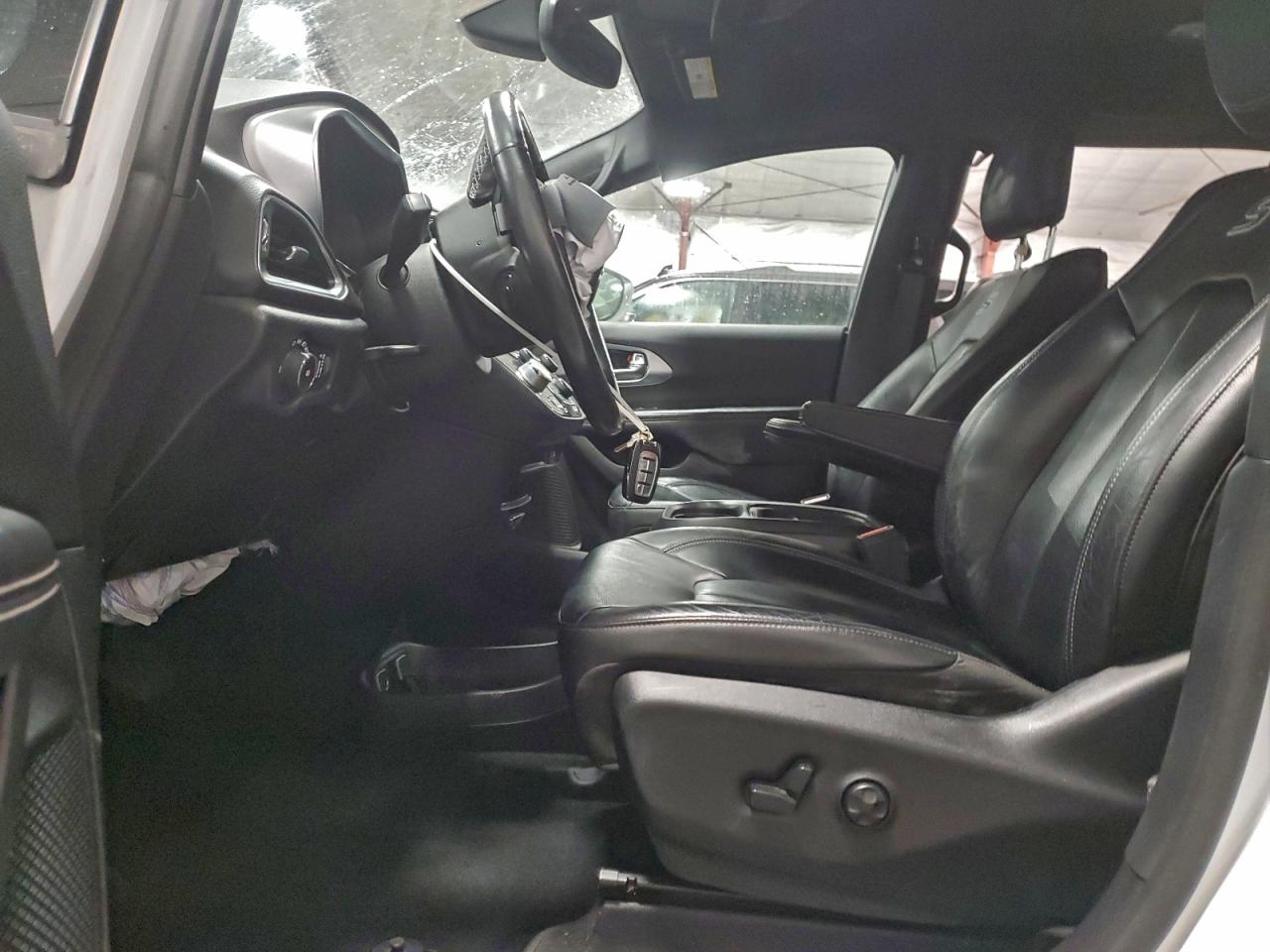 Chrysler Pacifica Touring L Image 6