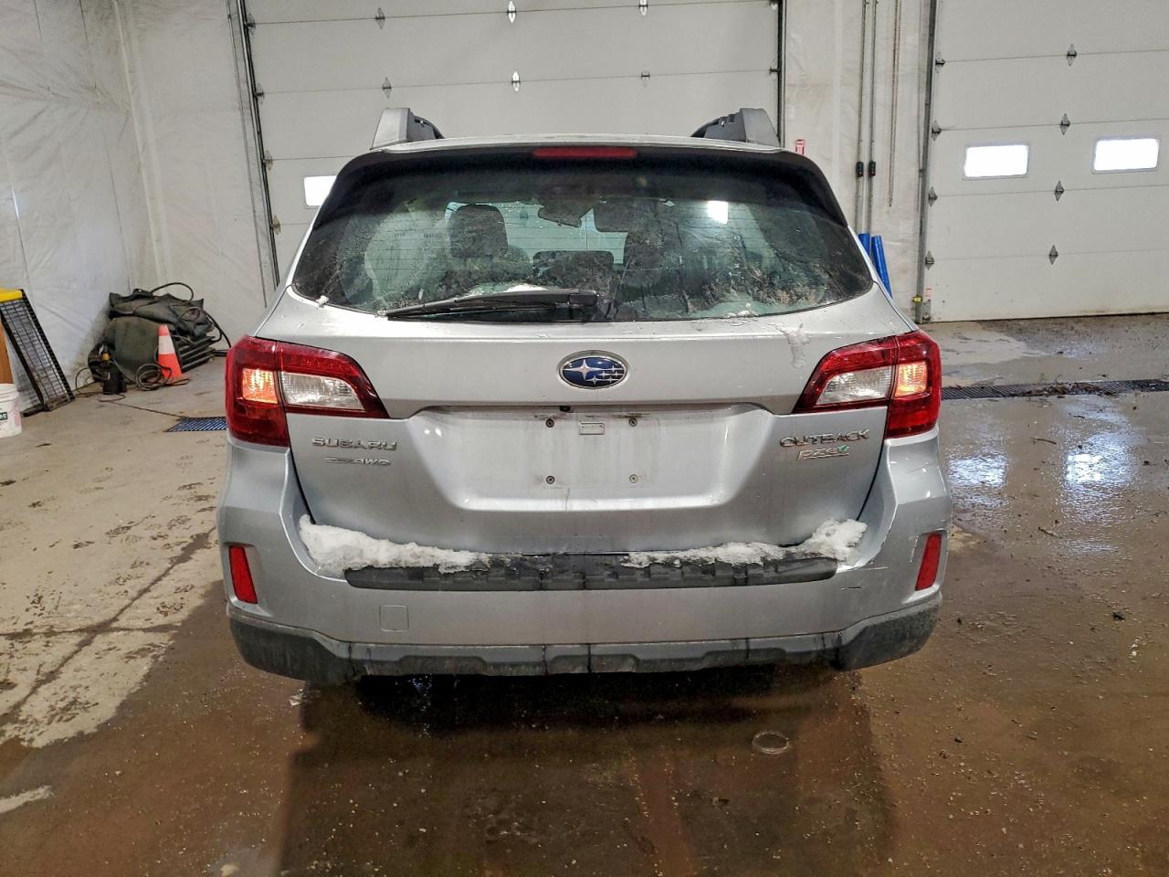 Subaru Outback 2.5i Image 6